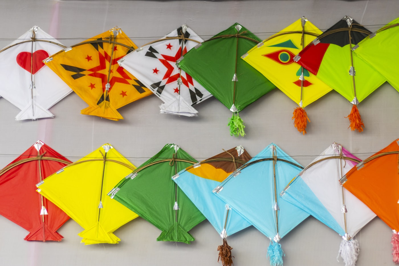 Conjunto de cometas de colores colgadas en una pared