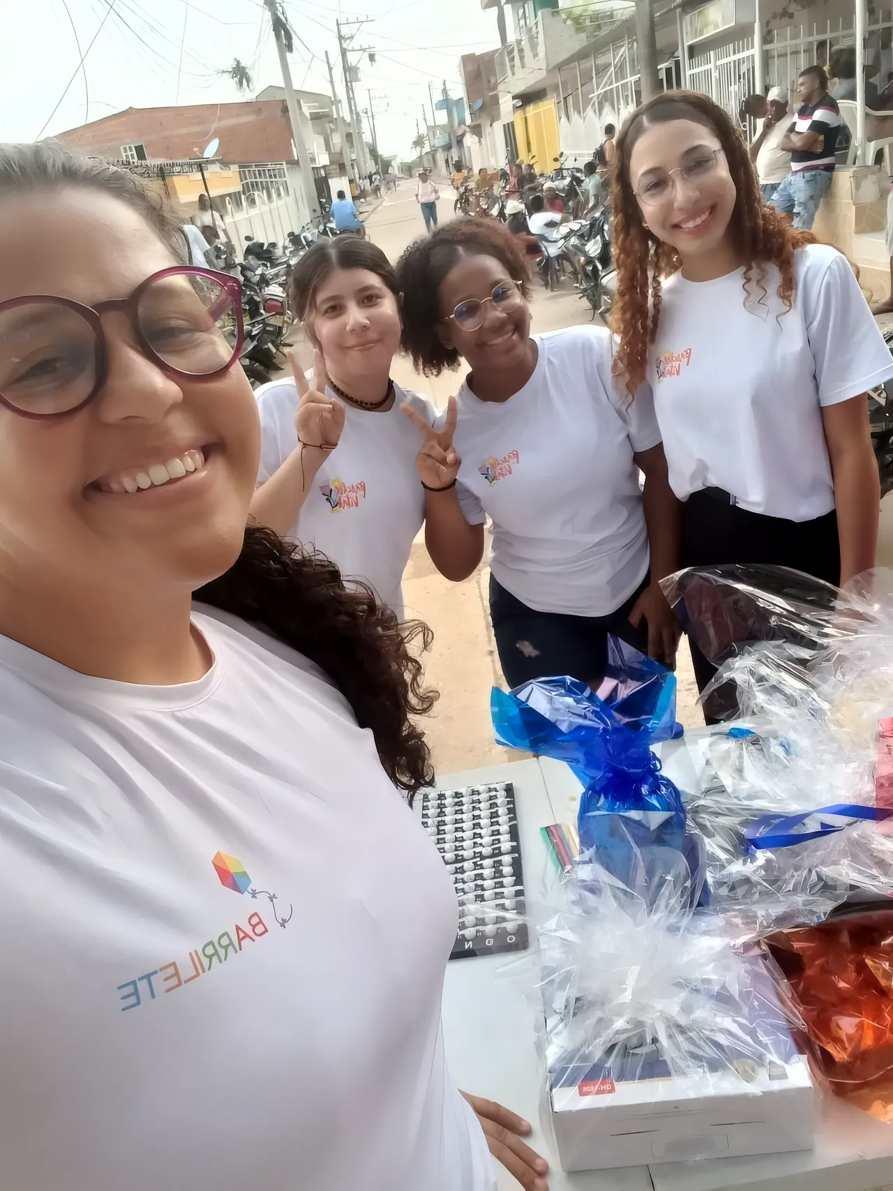 Integrantes del equipo de Barrilete, con sus camisetas, en una jornada en la calle