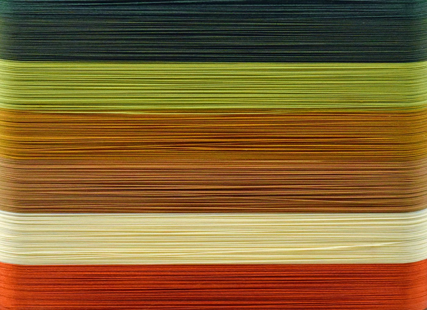 Primer plano de muchos hilos de colores enrollados