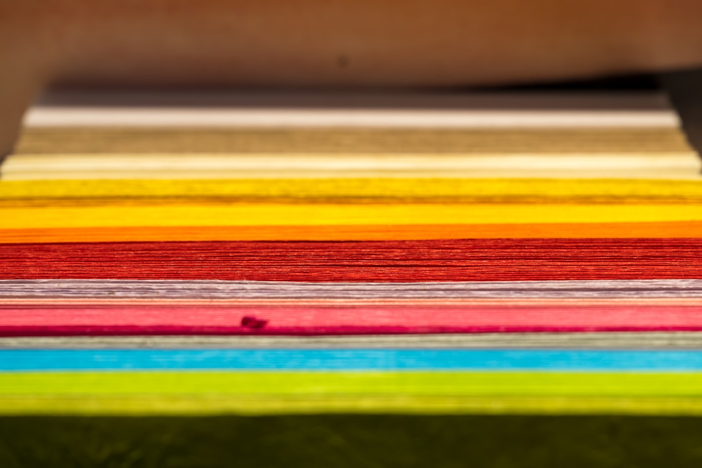 Pila de papeles de muchos colores apilados sobre una mesa